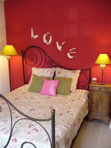 les murs ont été peints en rouge cerise représentant l'amour